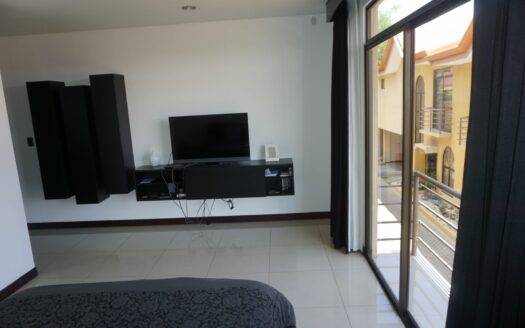 En Alquiler hermosa casa de dos plantas en residencial seguro y tranquilo en Bello Horizonte de Escazú con fácil acceso a al ruta 27. Cód 133752