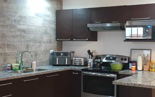 La mejor opción de Alquiler está en Guachipelin, casa amplia con preciosas amenidades y cerca de Centros comerciales, escuelas colegios y de fácil acceso a la ruta 27. Cód 133189