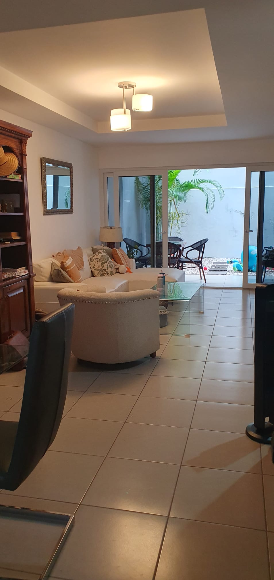 La mejor opción de Alquiler está en Guachipelin, casa amplia con preciosas amenidades y cerca de Centros comerciales, escuelas colegios y de fácil acceso a la ruta 27. Cód 133189