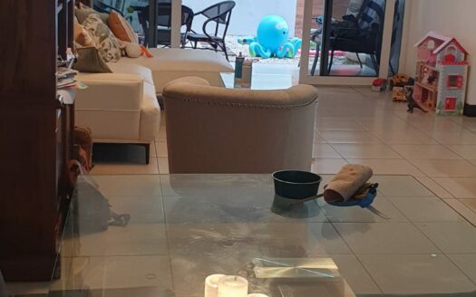 La mejor opción de Alquiler está en Guachipelin, casa amplia con preciosas amenidades y cerca de Centros comerciales, escuelas colegios y de fácil acceso a la ruta 27. Cód 133189