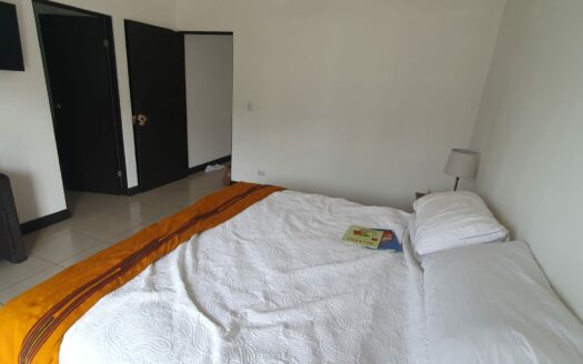 La mejor opción de Alquiler está en Guachipelin, casa amplia con preciosas amenidades y cerca de Centros comerciales, escuelas colegios y de fácil acceso a la ruta 27. Cód 133189