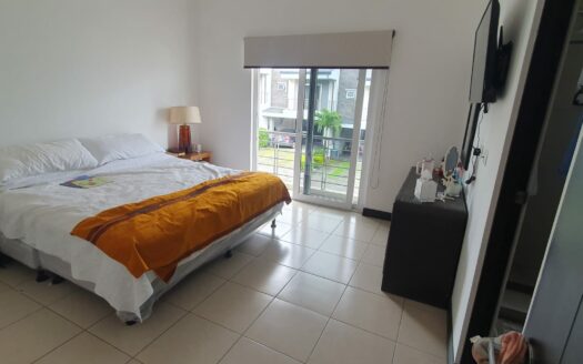 La mejor opción de Alquiler está en Guachipelin, casa amplia con preciosas amenidades y cerca de Centros comerciales, escuelas colegios y de fácil acceso a la ruta 27. Cód 133189