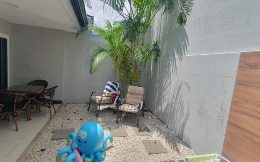 La mejor opción de Alquiler está en Guachipelin, casa amplia con preciosas amenidades y cerca de Centros comerciales, escuelas colegios y de fácil acceso a la ruta 27. Cód 133189