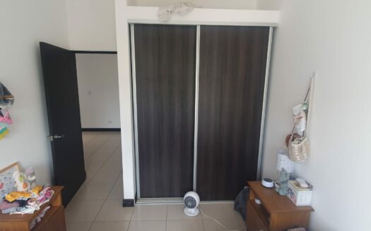 La mejor opción de Alquiler está en Guachipelin, casa amplia con preciosas amenidades y cerca de Centros comerciales, escuelas colegios y de fácil acceso a la ruta 27. Cód 133189