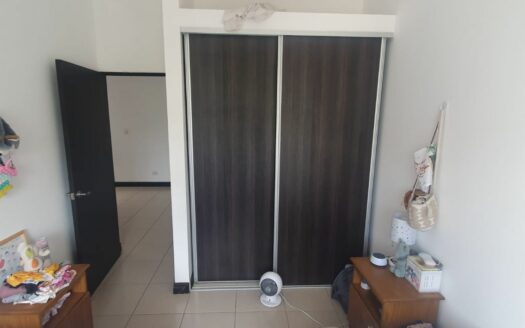 La mejor opción de Alquiler está en Guachipelin, casa amplia con preciosas amenidades y cerca de Centros comerciales, escuelas colegios y de fácil acceso a la ruta 27. Cód 133189