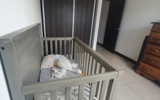 La mejor opción de Alquiler está en Guachipelin, casa amplia con preciosas amenidades y cerca de Centros comerciales, escuelas colegios y de fácil acceso a la ruta 27. Cód 133189