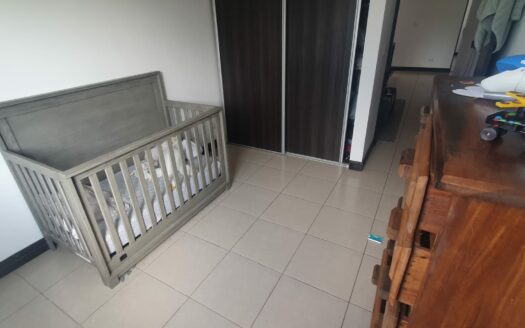 La mejor opción de Alquiler está en Guachipelin, casa amplia con preciosas amenidades y cerca de Centros comerciales, escuelas colegios y de fácil acceso a la ruta 27. Cód 133189