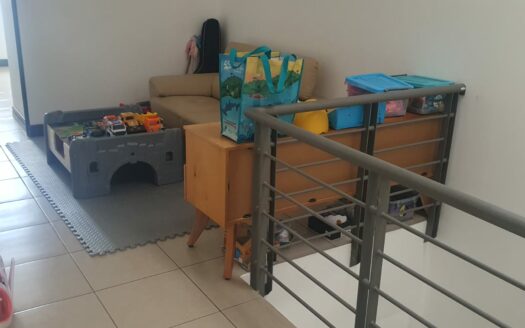 La mejor opción de Alquiler está en Guachipelin, casa amplia con preciosas amenidades y cerca de Centros comerciales, escuelas colegios y de fácil acceso a la ruta 27. Cód 133189