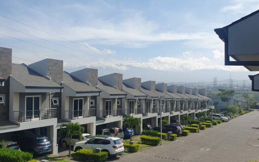 La mejor opción de Alquiler está en Guachipelin, casa amplia con preciosas amenidades y cerca de Centros comerciales, escuelas colegios y de fácil acceso a la ruta 27. Cód 133189