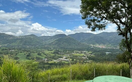 Espectacular Propiedad para Inversión en Paraiso de Cartago. Codigo 135480