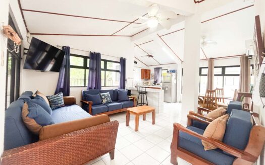 🌴 Hermosa Casa en Punta Leona – Ubicación Privilegiada, Ideal para Vivir o Invertir 🏡- A solo 3 Minutos de Playa Mantas $260 000-Código: 135666