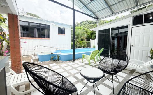 🌴 Hermosa Casa en Punta Leona – Ubicación Privilegiada, Ideal para Vivir o Invertir 🏡- A solo 3 Minutos de Playa Mantas $260 000-Código: 135666