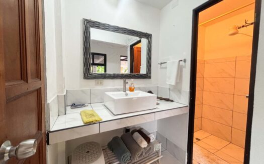 🌴 Hermosa Casa en Punta Leona – Ubicación Privilegiada, Ideal para Vivir o Invertir 🏡- A solo 3 Minutos de Playa Mantas $260 000-Código: 135666