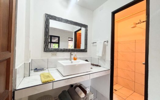 🌴 Hermosa Casa en Punta Leona – Ubicación Privilegiada, Ideal para Vivir o Invertir 🏡- A solo 3 Minutos de Playa Mantas $260 000-Código: 135666