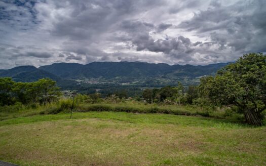Espectacular Propiedad para Inversión en Paraiso de Cartago. Codigo 135480