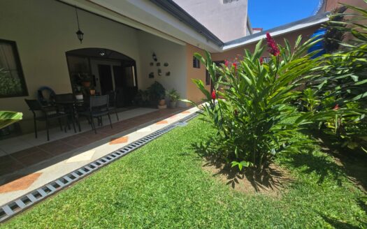 De Oportunidad! Casa de una planta en Curridabat lote de 256m2, Residencial Privado! #135544
