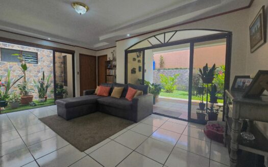 De Oportunidad! Casa de una planta en Curridabat lote de 256m2, Residencial Privado! #135544