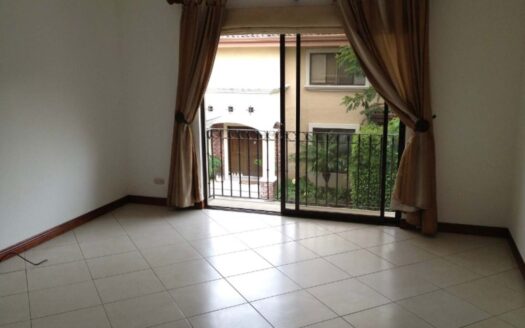 🏡 Casa en Alquiler en Santa Ana, Condominio Hacienda del Sol, con Amplios Espacios. Cod. 136887