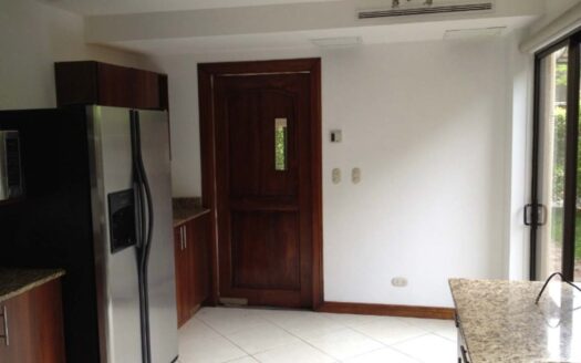 🏡 Casa en Alquiler en Santa Ana, Condominio Hacienda del Sol, con Amplios Espacios. Cod. 136887