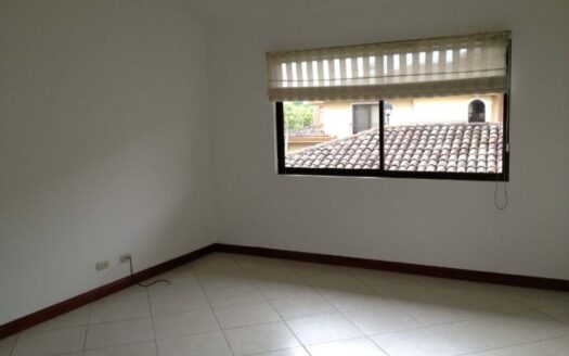 🏡 Casa en Alquiler en Santa Ana, Condominio Hacienda del Sol, con Amplios Espacios. Cod. 136887