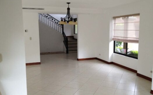 🏡 Casa en Alquiler en Santa Ana, Condominio Hacienda del Sol, con Amplios Espacios. Cod. 136887