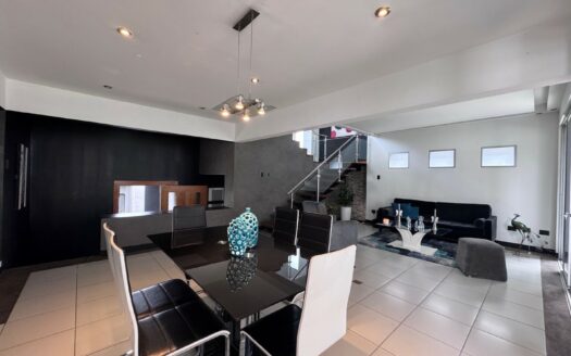 Guayabos de Curridabat: Amplia y Moderna Casa con 4 Habitaciones en 420 Metros de Terreno. #136359