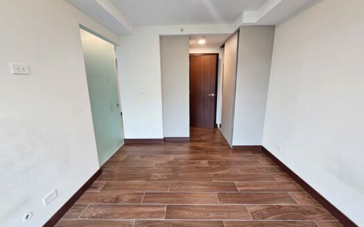 Venta de apartamento Ubicado en Heredia. Condominio Torres de Heredia, muy cerca de Zonas Francas, piso #10 (1 hab,1 baño,1 parqueo) Cod. 136407