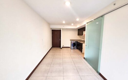 Venta de apartamento Ubicado en Heredia. Condominio Torres de Heredia, muy cerca de Zonas Francas, piso #10 (1 hab,1 baño,1 parqueo) Cod. 136407