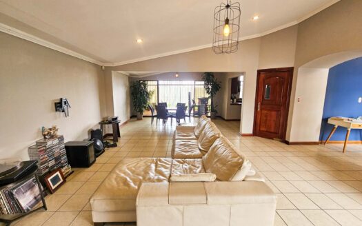 Venta de casa en Residencial Bosques de Doña Rosa. Lote 399.74 m2 / Const: 276 m2 (Jardín trasero con más de 110 m2) (4 hab y 3 1/2 baños) Cod. 136373