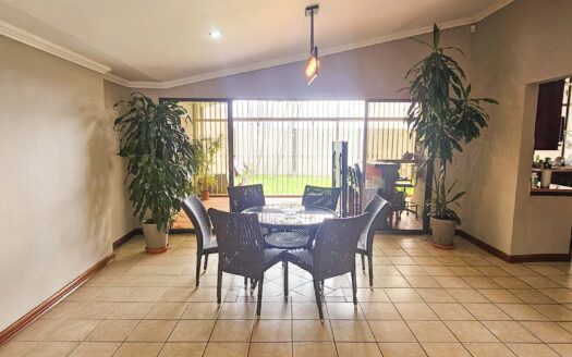 Venta de casa en Residencial Bosques de Doña Rosa. Lote 399.74 m2 / Const: 276 m2 (Jardín trasero con más de 110 m2) (4 hab y 3 1/2 baños) Cod. 136373