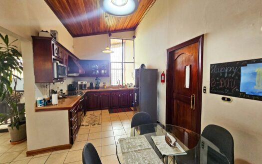 Venta de casa en Residencial Bosques de Doña Rosa. Lote 399.74 m2 / Const: 276 m2 (Jardín trasero con más de 110 m2) (4 hab y 3 1/2 baños) Cod. 136373