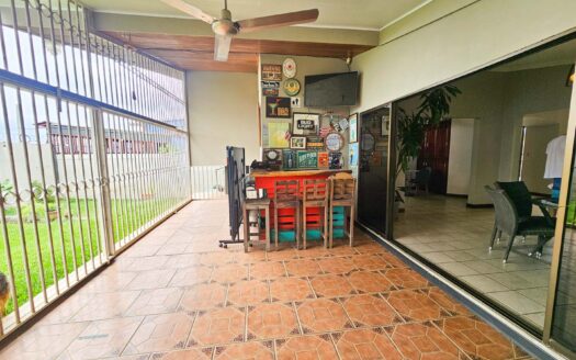 Venta de casa en Residencial Bosques de Doña Rosa. Lote 399.74 m2 / Const: 276 m2 (Jardín trasero con más de 110 m2) (4 hab y 3 1/2 baños) Cod. 136373