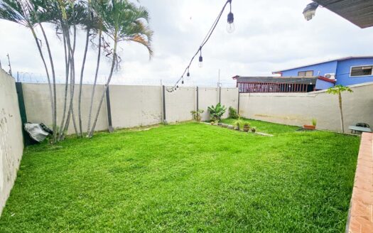 Venta de casa en Residencial Bosques de Doña Rosa. Lote 399.74 m2 / Const: 276 m2 (Jardín trasero con más de 110 m2) (4 hab y 3 1/2 baños) Cod. 136373