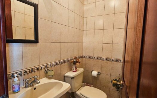 Venta de casa en Residencial Bosques de Doña Rosa. Lote 399.74 m2 / Const: 276 m2 (Jardín trasero con más de 110 m2) (4 hab y 3 1/2 baños) Cod. 136373