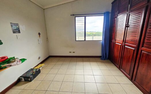 Venta de casa en Residencial Bosques de Doña Rosa. Lote 399.74 m2 / Const: 276 m2 (Jardín trasero con más de 110 m2) (4 hab y 3 1/2 baños) Cod. 136373