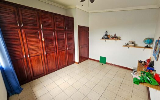 Venta de casa en Residencial Bosques de Doña Rosa. Lote 399.74 m2 / Const: 276 m2 (Jardín trasero con más de 110 m2) (4 hab y 3 1/2 baños) Cod. 136373