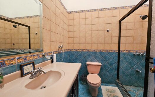 Venta de casa en Residencial Bosques de Doña Rosa. Lote 399.74 m2 / Const: 276 m2 (Jardín trasero con más de 110 m2) (4 hab y 3 1/2 baños) Cod. 136373