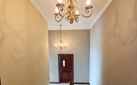 Venta de casa en Residencial Bosques de Doña Rosa. Lote 399.74 m2 / Const: 276 m2 (Jardín trasero con más de 110 m2) (4 hab y 3 1/2 baños) Cod. 136373