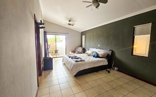 Venta de casa en Residencial Bosques de Doña Rosa. Lote 399.74 m2 / Const: 276 m2 (Jardín trasero con más de 110 m2) (4 hab y 3 1/2 baños) Cod. 136373