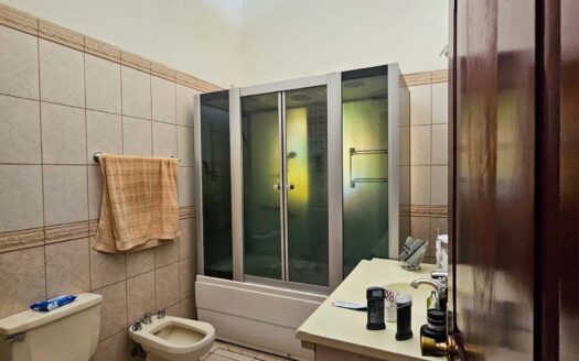 Venta de casa en Residencial Bosques de Doña Rosa. Lote 399.74 m2 / Const: 276 m2 (Jardín trasero con más de 110 m2) (4 hab y 3 1/2 baños) Cod. 136373