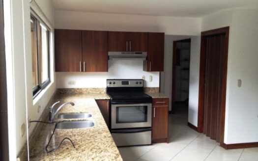 🏡 Casa en Alquiler en Santa Ana, Condominio Hacienda del Sol, con Amplios Espacios. Cod. 136887