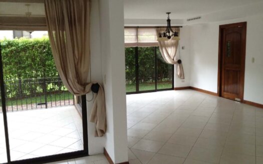 🏡 Casa en Alquiler en Santa Ana, Condominio Hacienda del Sol, con Amplios Espacios. Cod. 136887