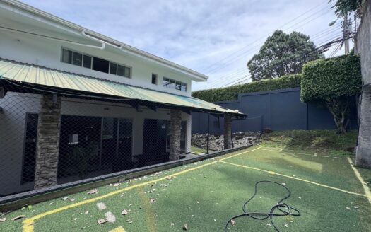 Guayabos de Curridabat: Amplia y Moderna Casa con 4 Habitaciones en 420 Metros de Terreno. #136359