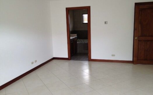 🏡 Casa en Alquiler en Santa Ana, Condominio Hacienda del Sol, con Amplios Espacios. Cod. 136887