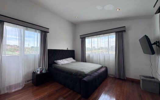 Guayabos de Curridabat: Amplia y Moderna Casa con 4 Habitaciones en 420 Metros de Terreno. #136359