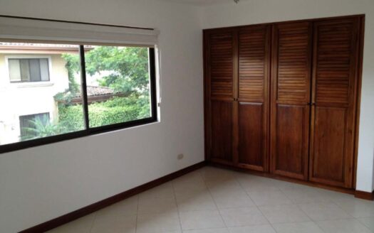 🏡 Casa en Alquiler en Santa Ana, Condominio Hacienda del Sol, con Amplios Espacios. Cod. 136887