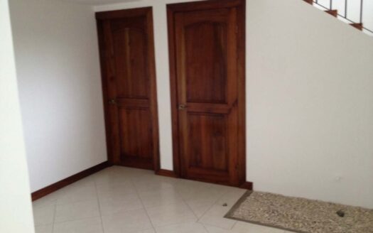 🏡 Casa en Alquiler en Santa Ana, Condominio Hacienda del Sol, con Amplios Espacios. Cod. 136887