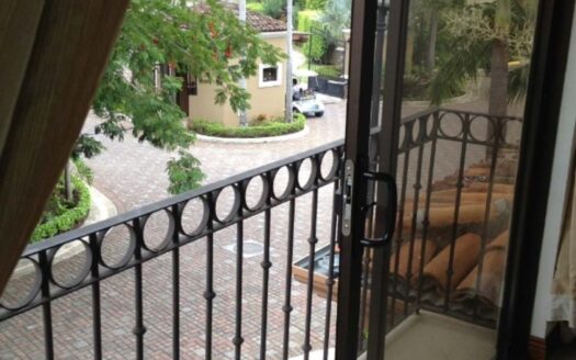 🏡 Casa en Alquiler en Santa Ana, Condominio Hacienda del Sol, con Amplios Espacios. Cod. 136887