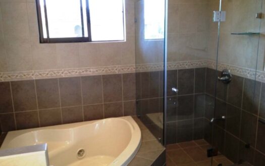 🏡 Casa en Alquiler en Santa Ana, Condominio Hacienda del Sol, con Amplios Espacios. Cod. 136887