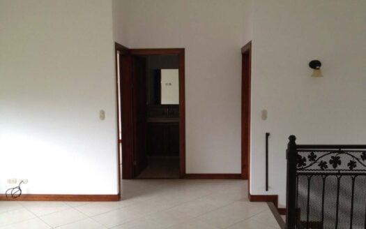 🏡 Casa en Alquiler en Santa Ana, Condominio Hacienda del Sol, con Amplios Espacios. Cod. 136887